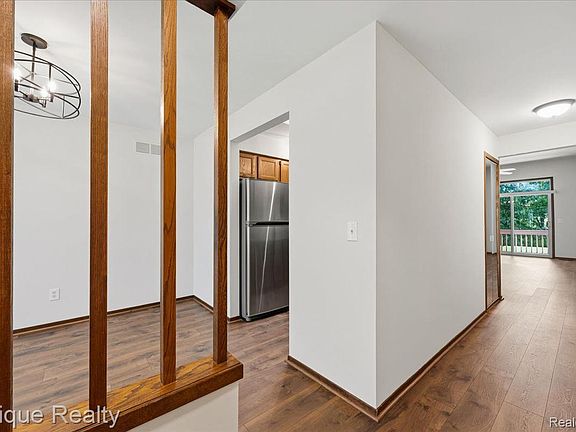 5th image of 1925 Country Ln
