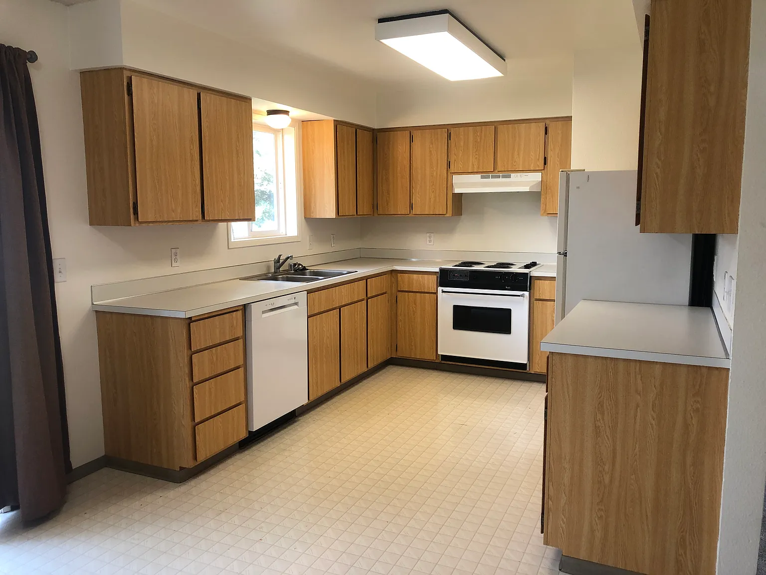 2 bed, 975 sqft, $1,350 — Photo 2