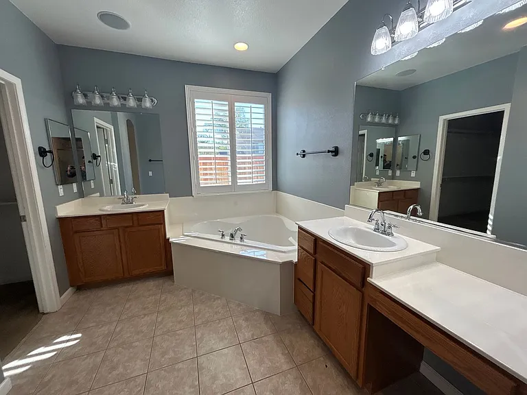 212 Riverbend Ln — Photo 18
