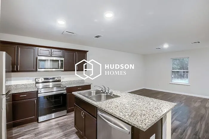 916 Olive St — Photo 9