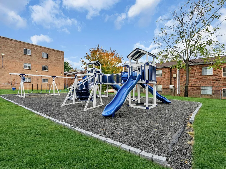 Tremont Court Apartments — Photo 22