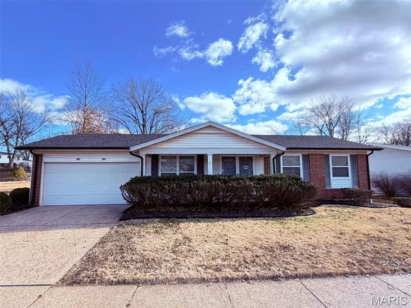 1864 Redcoat Dr, Maryland Heights, MO 63043