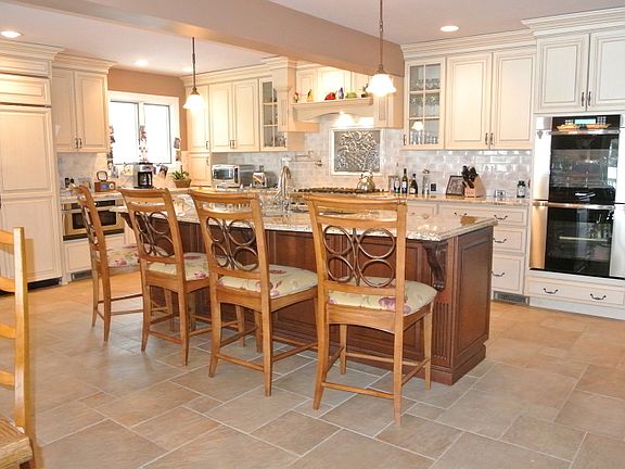 3rd image of 40 Glen Eagles Dr