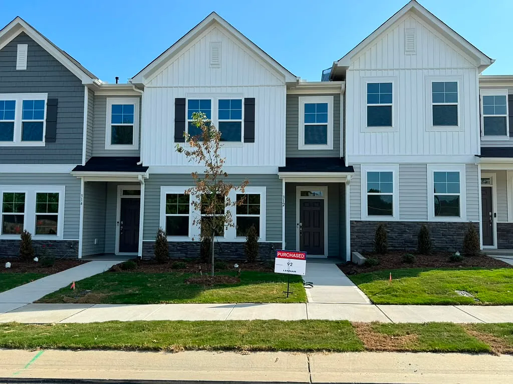 3 bed, 2.5 bath, 1939 sqft, $1,945 — Photo 1