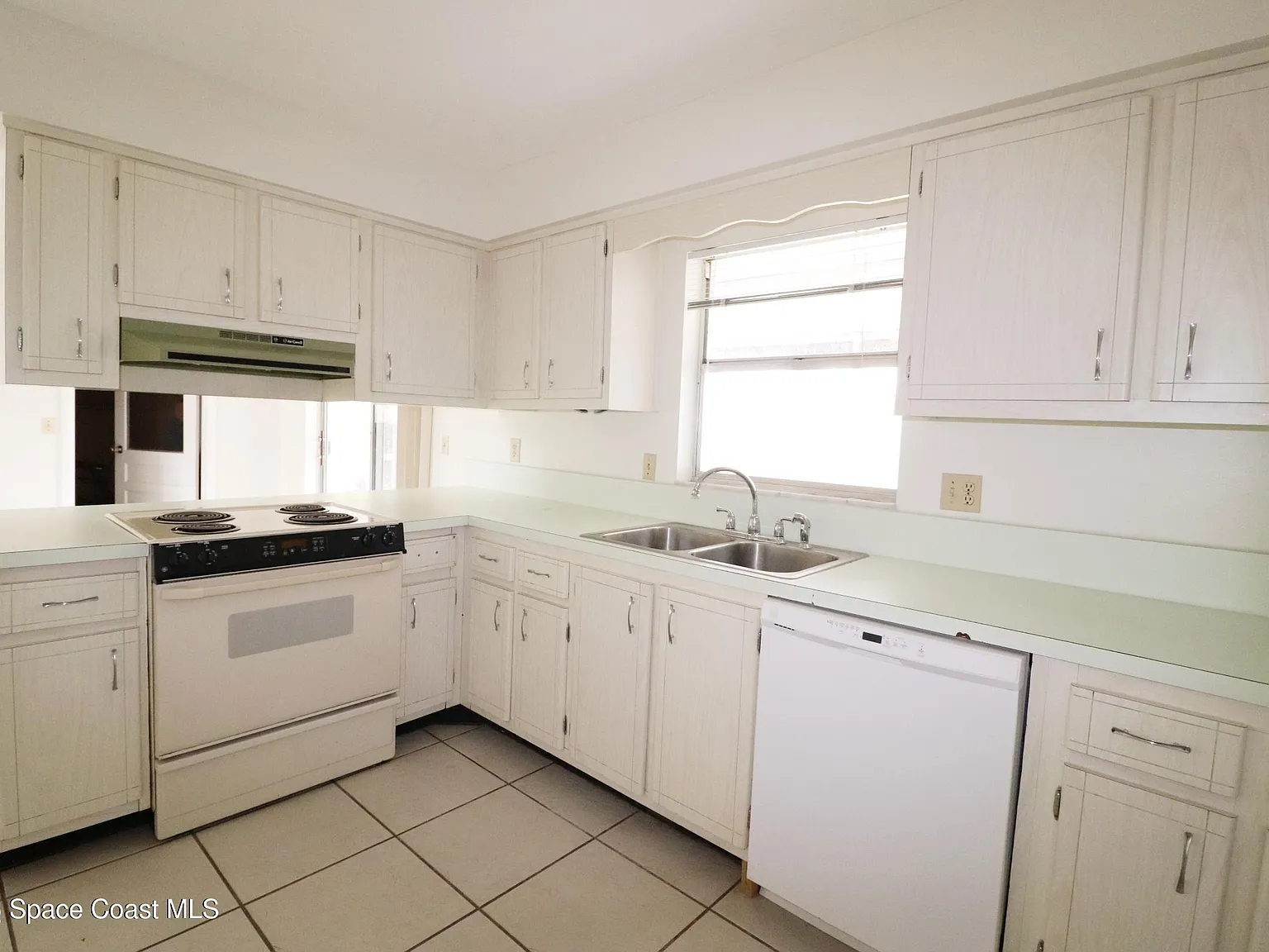 3 bed, 2.0 bath, 1273 sqft, $2,300 — Photo 4