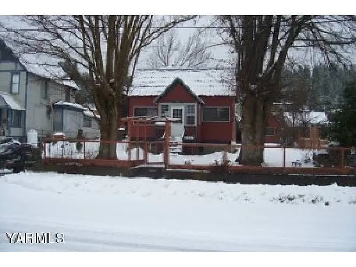 210 N 3rd St photo 1