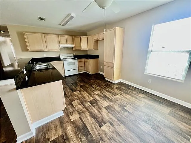 3 bed, 2.0 bath, 1600 sqft, $1,650 — Photo 3