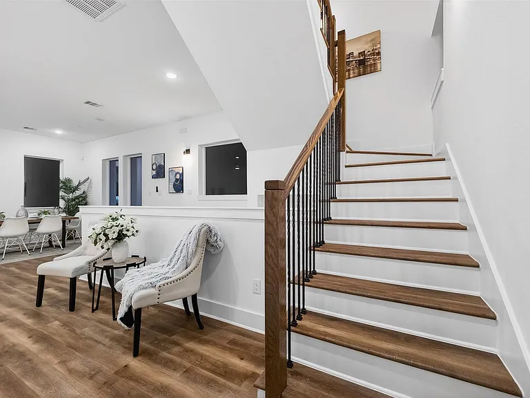 3003A Delano St — Photo 32