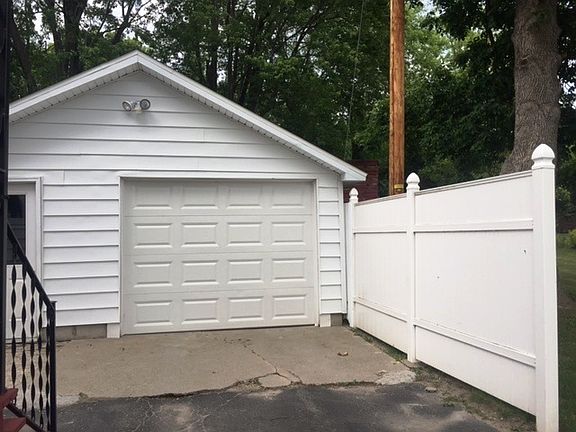 4th image of 182 Jefferson Ave