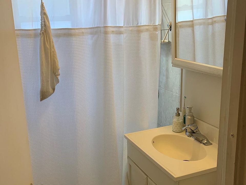 1st image of 837-839 W Cornelia Ave #837-3E