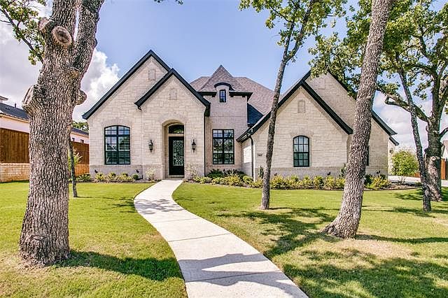 1st image of 905 Lyndsey Way