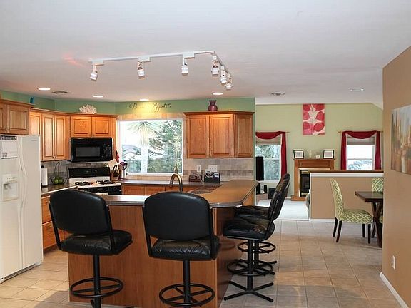 Kitchen : Open floor plan with kitchen connected to dining room and family room