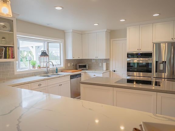 Food is our common ground, a universal experience. - James Beard