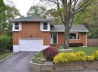 9 Compass Ct, Huntington, NY 11743