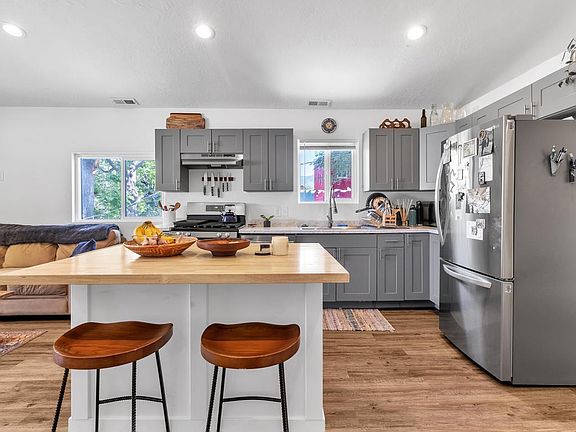4th image of 833 S Edison St #3