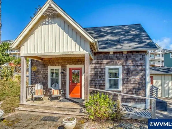 696 SW 25th Ln, Lincoln City, OR 97367