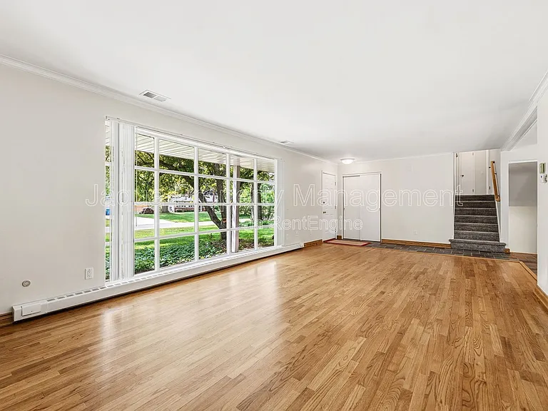 4420 Croyden Ave — Photo 4
