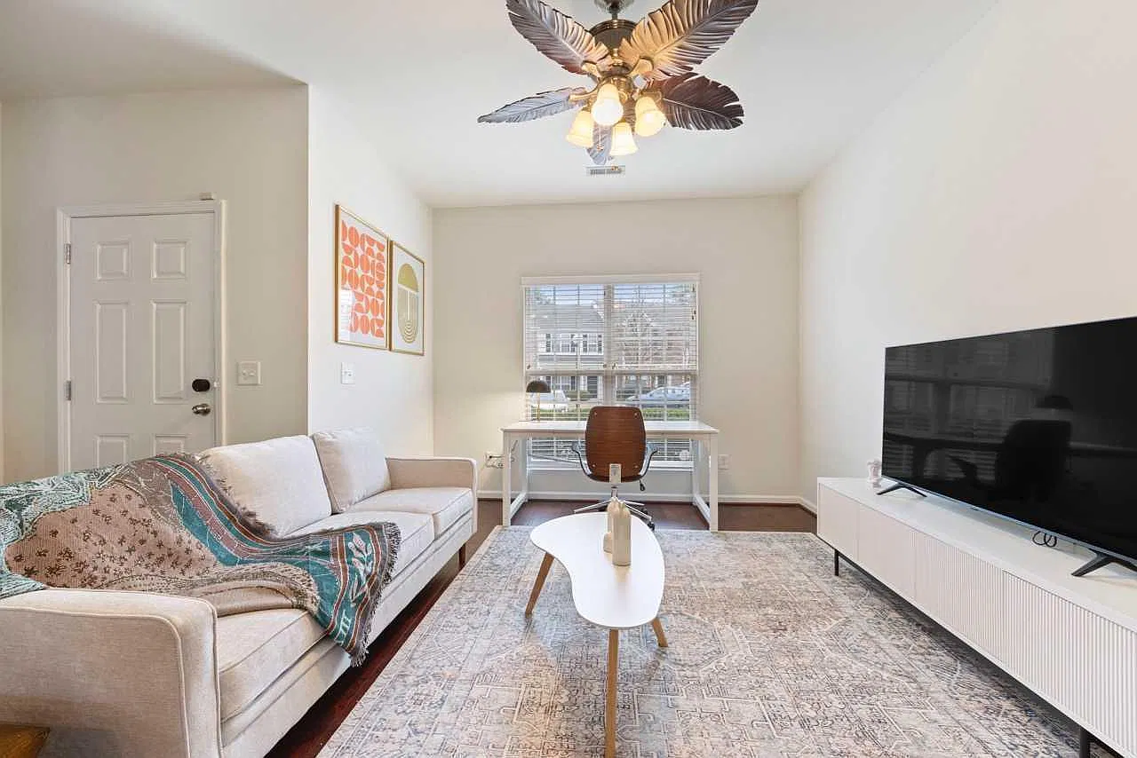 4 bed, 2.5 bath, 1680 sqft, $4,500 — Photo 2