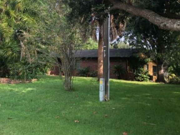 2nd image of 1910 W Clinton Dr