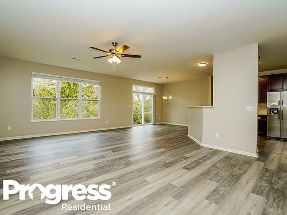 4th image of 95 Broadstone Cir W