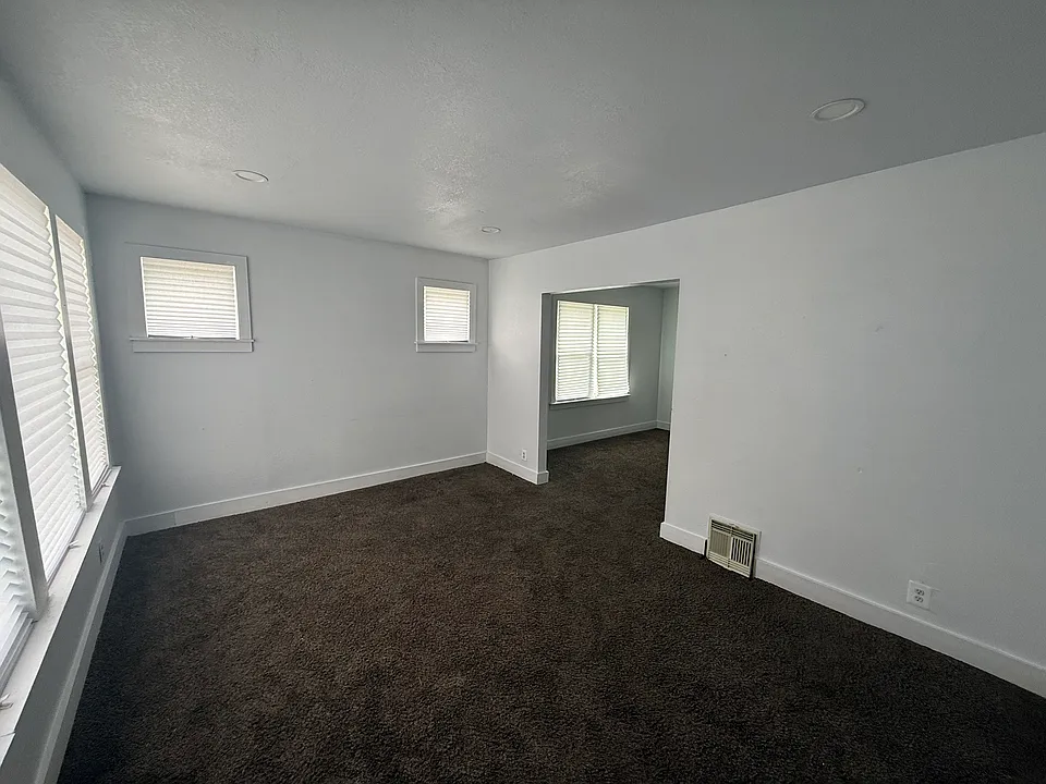 Fully Refreshed Northwest Detroit Half Flat