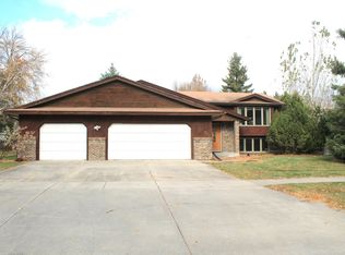 205 Circle Hills Dr, Grand Forks, ND 58201