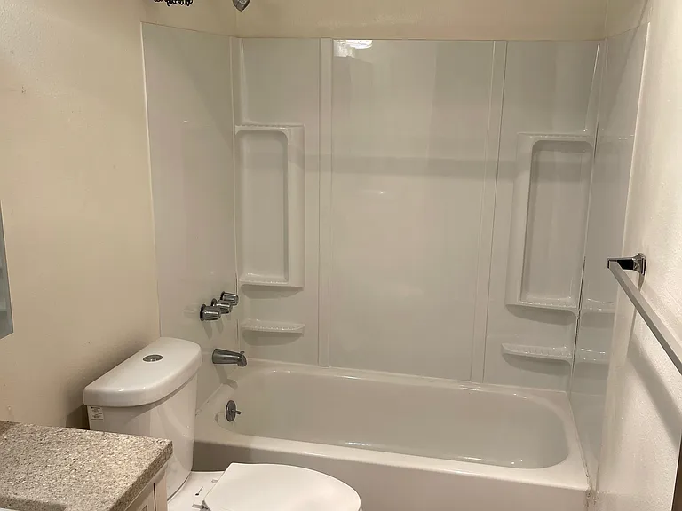 Full size shower/tub