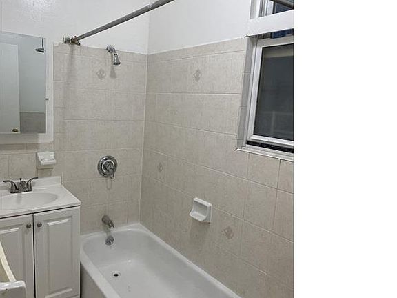 5th image of 3210 Wallace Ave #1R