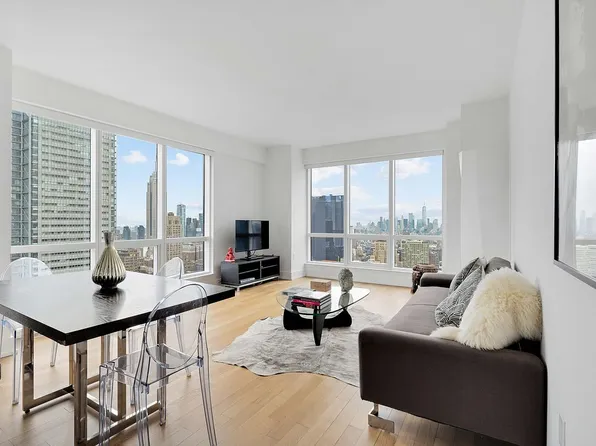 350 W 42nd St APT 54E, New York, NY 10036