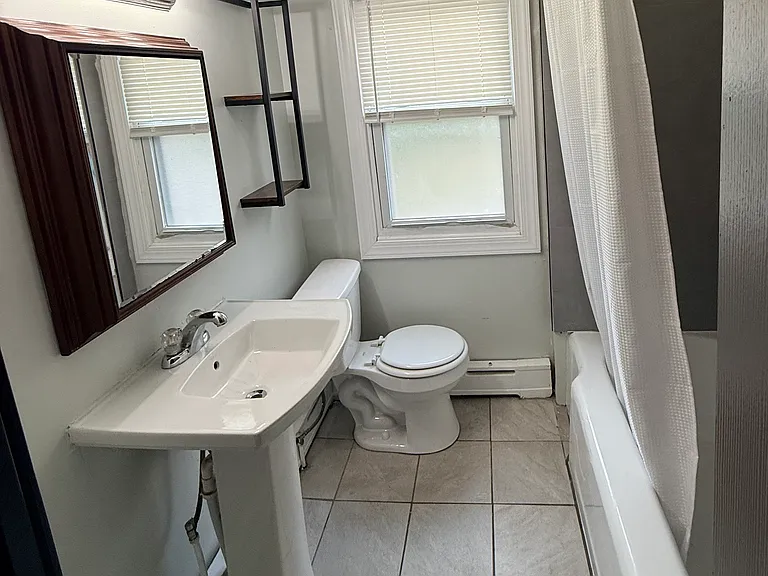 218 N George St — Photo 5