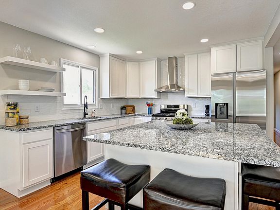 2nd image of 2610 Lakeshore Ave