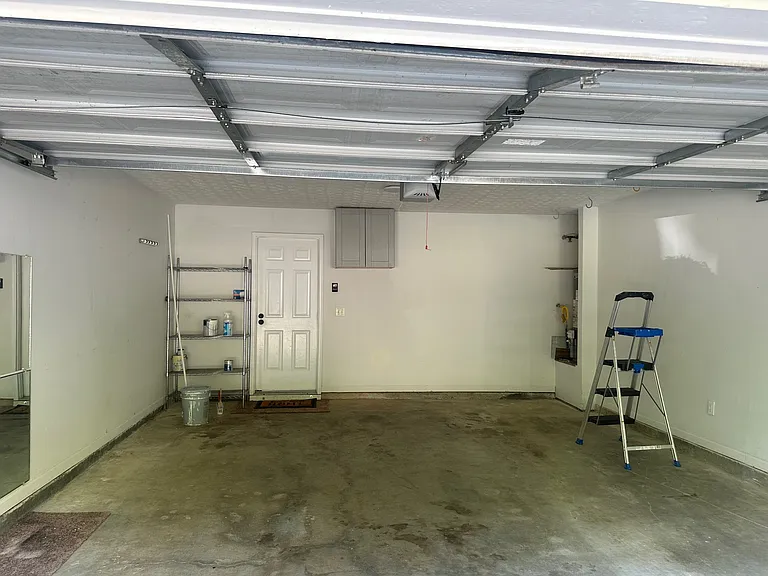 2065 Manhattan Pkwy — Photo 29