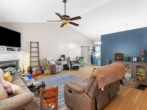 4th image of 225 Bonanza Drive