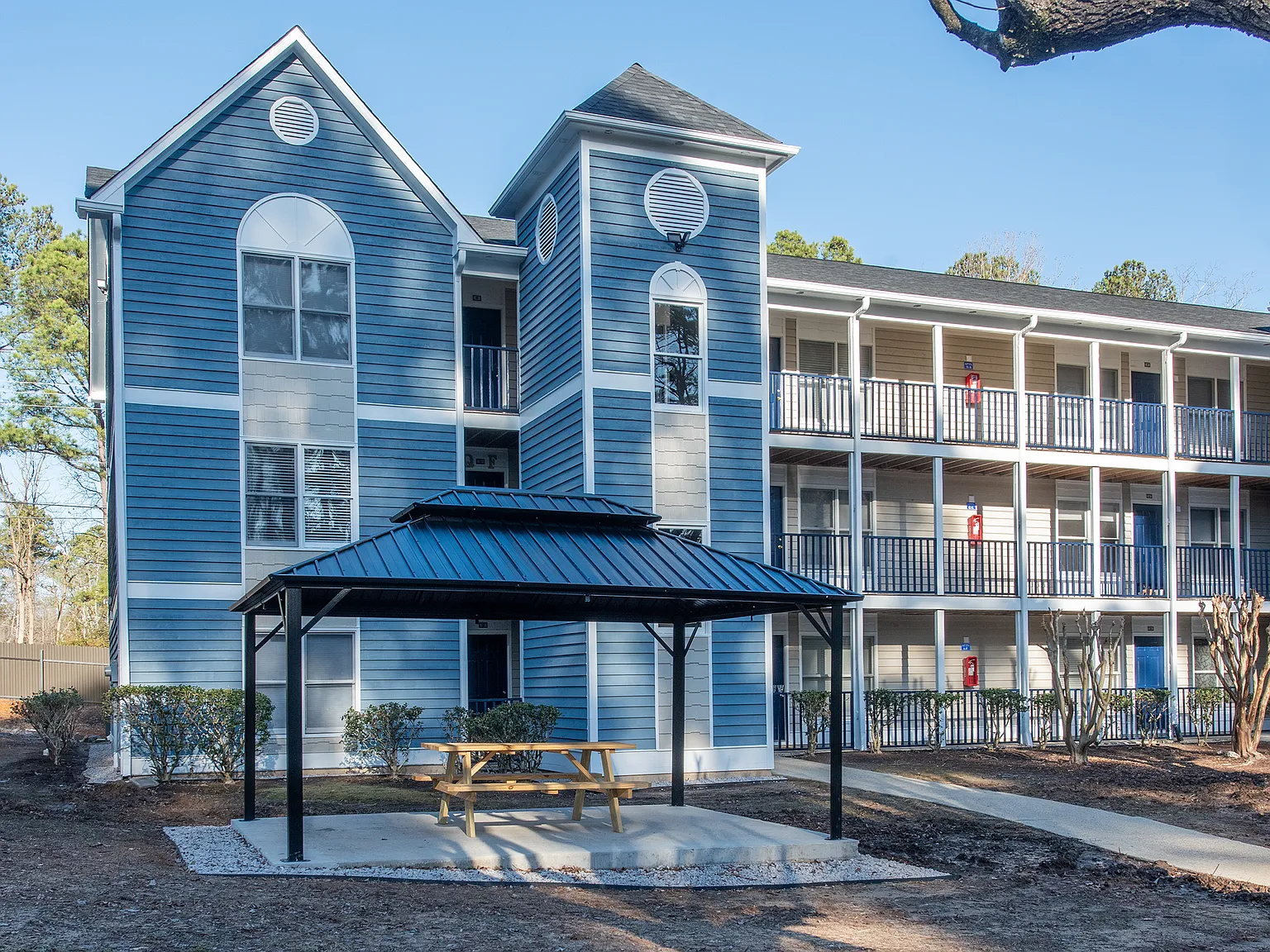 LaSalle Pointe Apartments — Photo 1