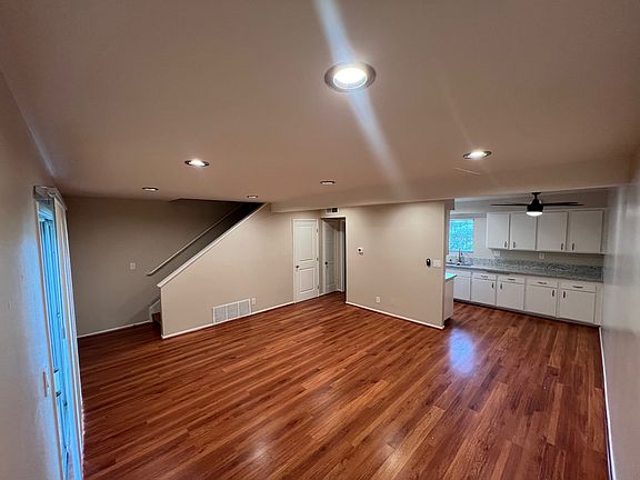 3rd image of 2071 Valderas Dr #2B-2Ba-1185Sqft