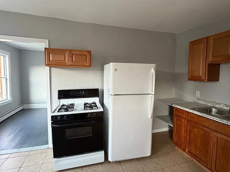 103 Glen St — Photo 1