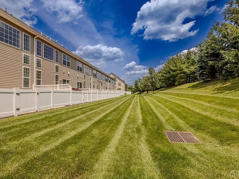 2474 N Canterbury Ln — Photo 43