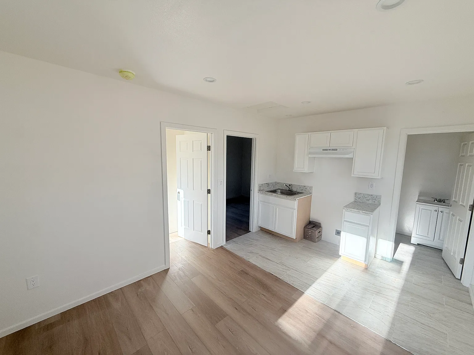 2 bed, 700 sqft, $2,300 — Photo 2
