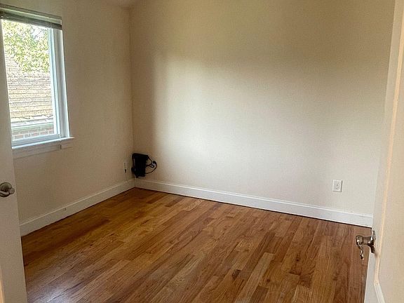 4th image of 2727 Hering Ave #2