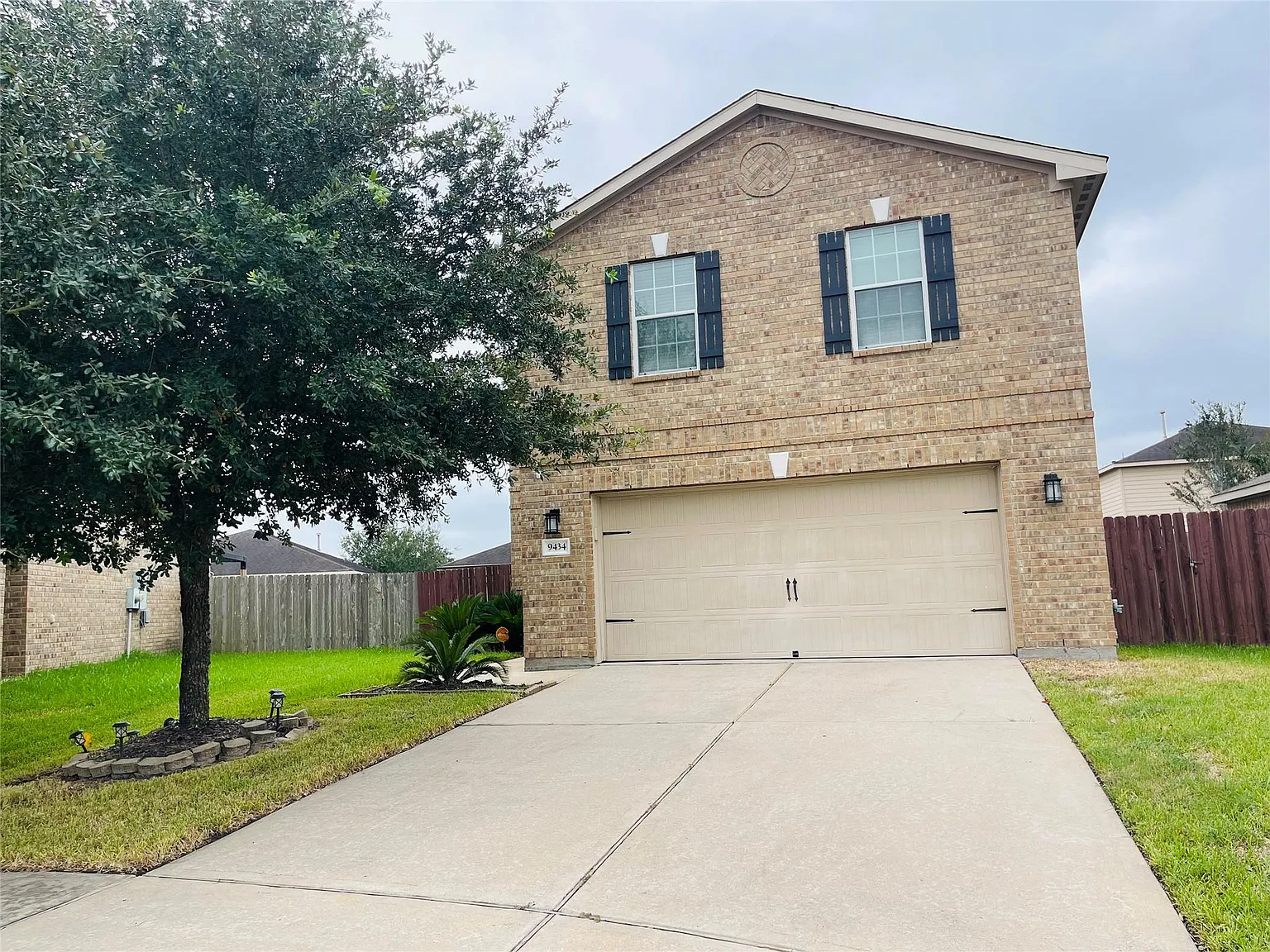 4 bed, 2.5 bath, 2087 sqft, $2,290 — Photo 1