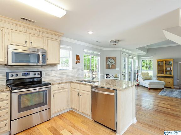 5th image of 131 Dartmouth Dr