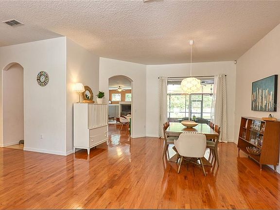5th image of 556 Quail Woods Ct