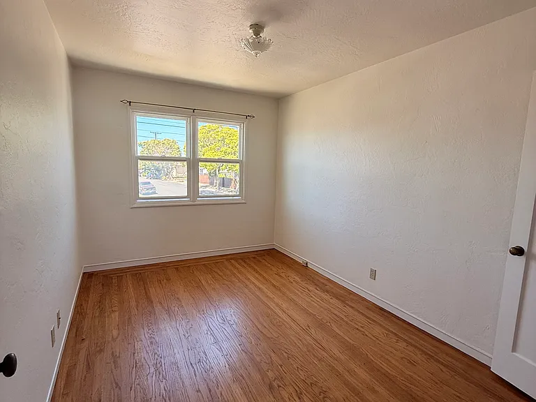2556 Grant Ave — Photo 12
