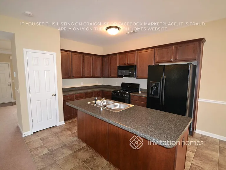 2565 Beal St — Photo 3