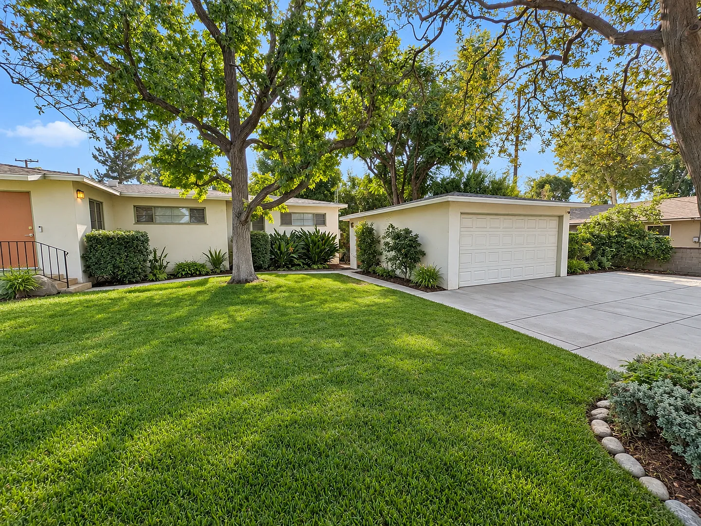 Charming 2-Bedroom Claremont Home Walk To The Village! — Photo 3