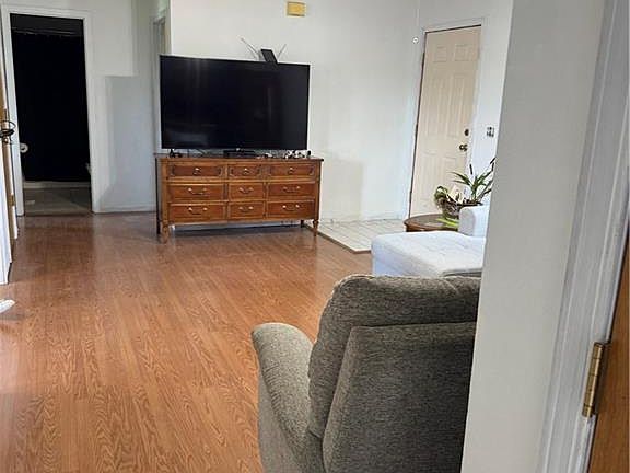 4th image of 905 Paradise Ln