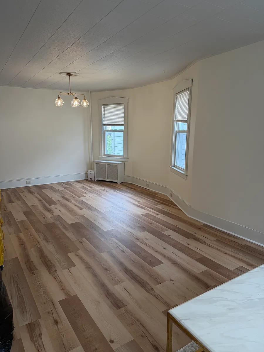 Building Photo - 18 E 2nd St #2