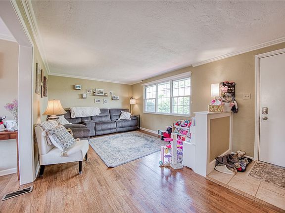 2nd image of 1325 Meadowlark Dr