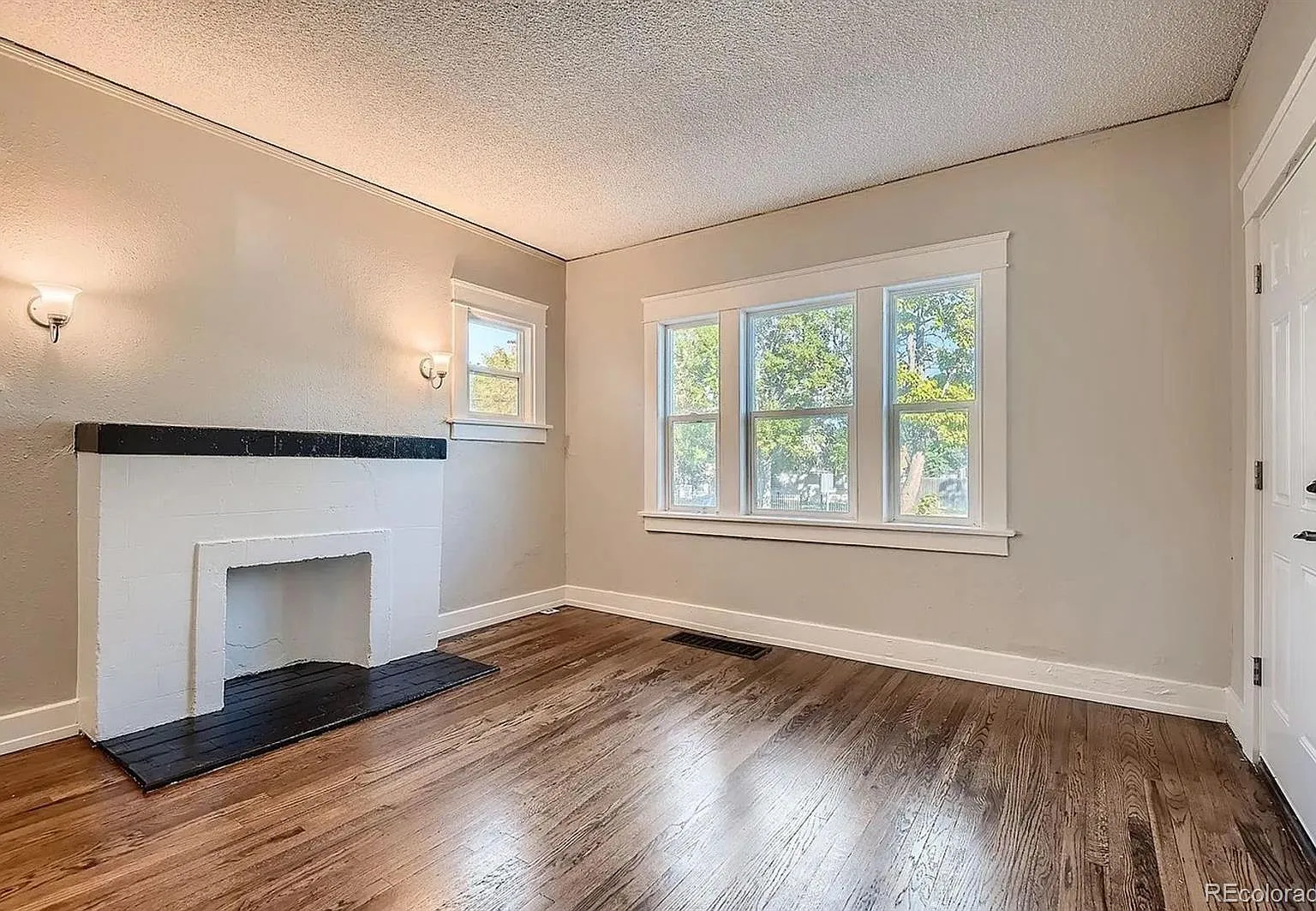 4 bed, 2.0 bath, 2200 sqft, $2,695 — Photo 4