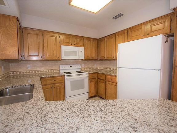 3rd image of 912 Meadowlark Ln